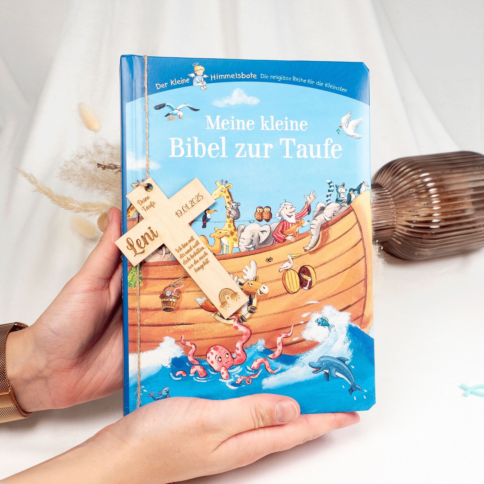 Kinderbibel personalisiert - Taufgeschenk mit Kreuz aus Holz Buch minipishop Bibel mit Holzkreuz 